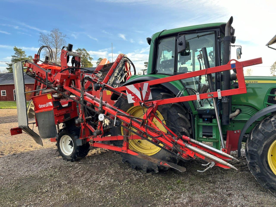 6079 Dewulf carrot harvester with elevator