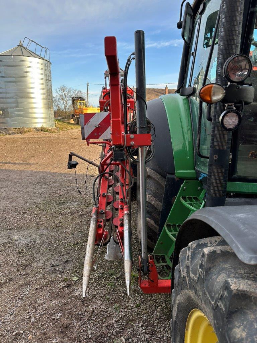 6079 Dewulf carrot harvester with elevator