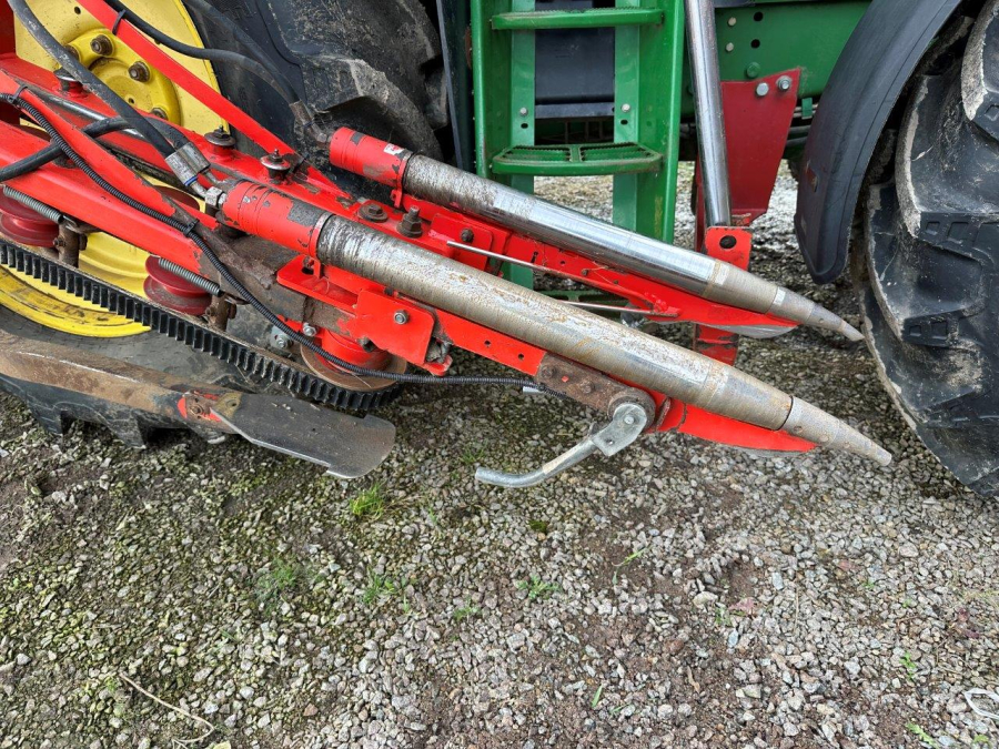 6079 Dewulf carrot harvester with elevator