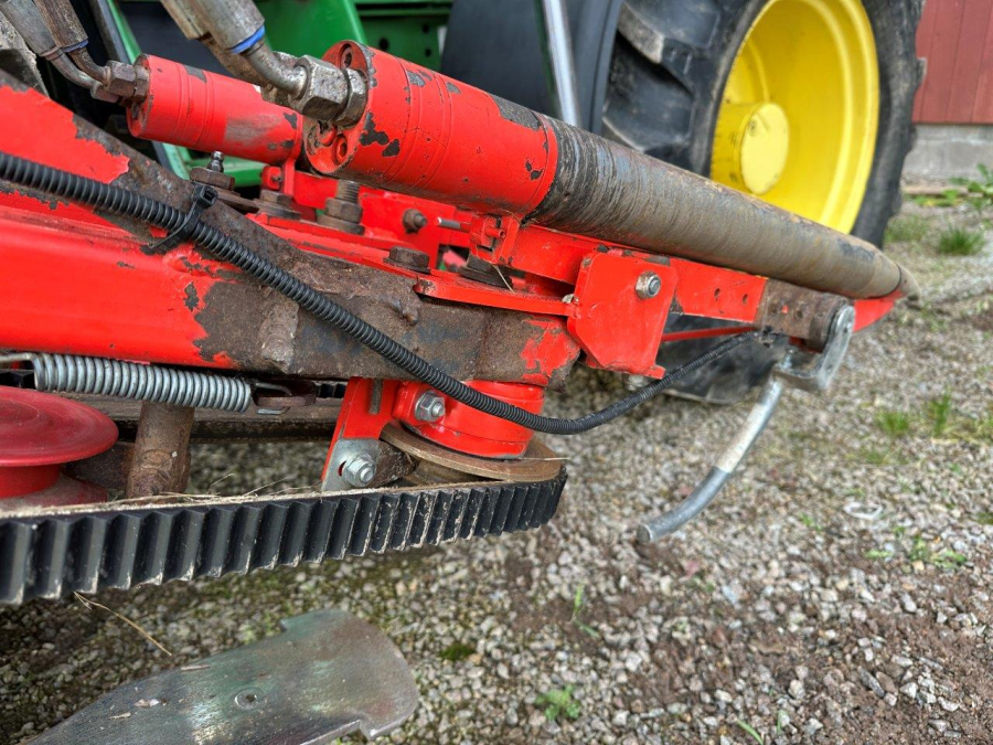 6079 Dewulf carrot harvester with elevator