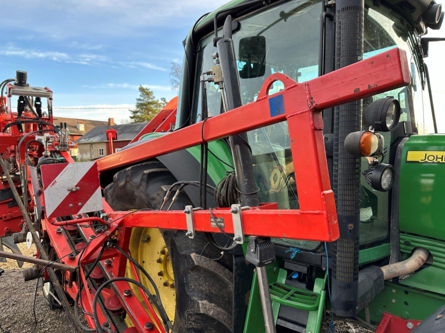 6079 Dewulf carrot harvester with elevator