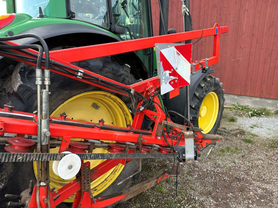 6079 Dewulf carrot harvester with elevator