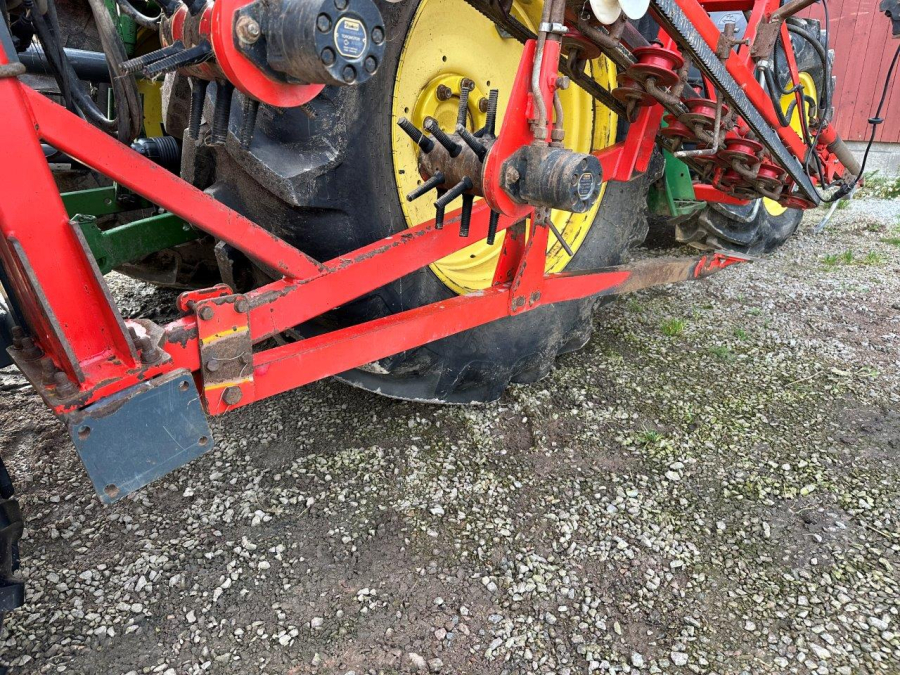 6079 Dewulf carrot harvester with elevator