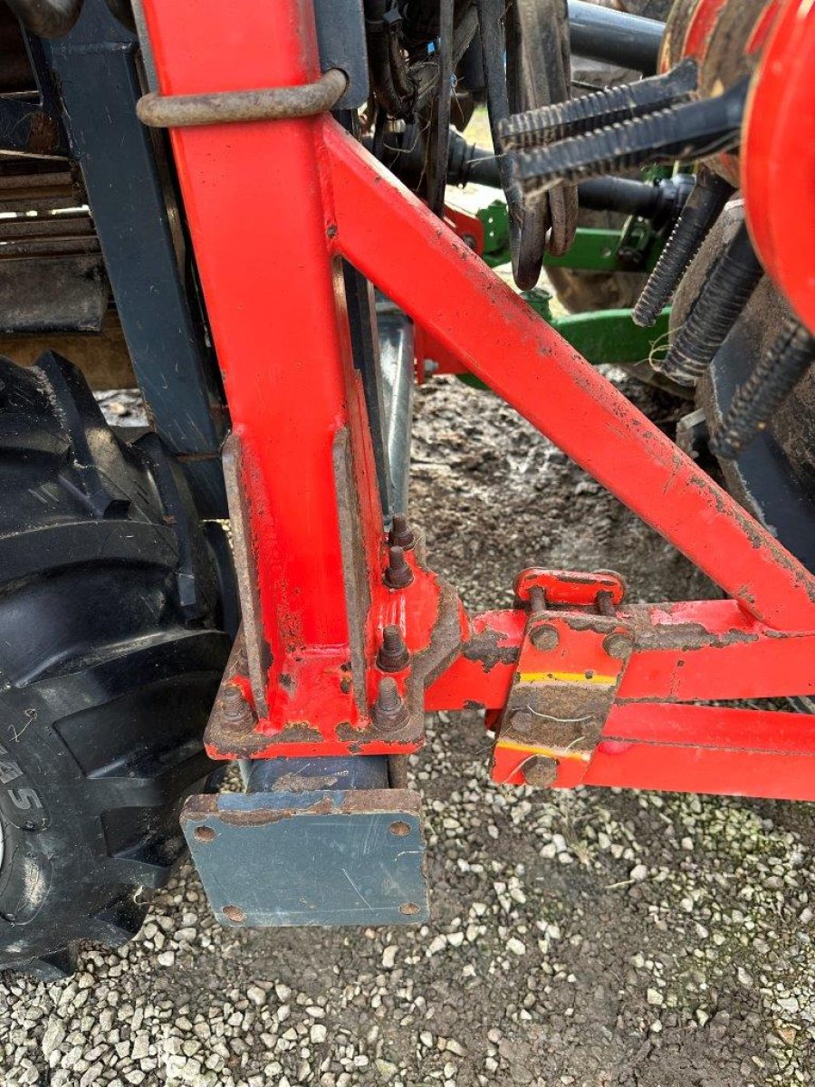 6079 Dewulf carrot harvester with elevator