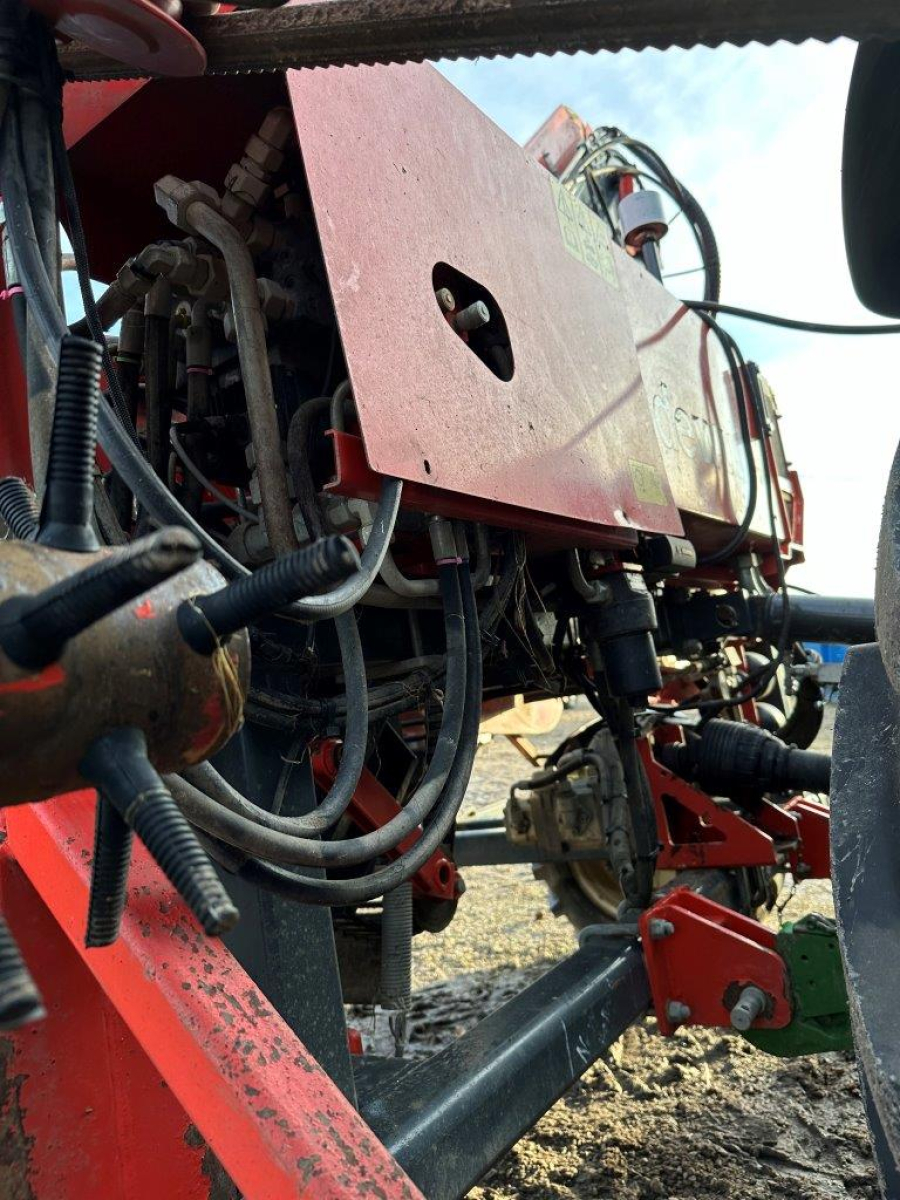6079 Dewulf carrot harvester with elevator
