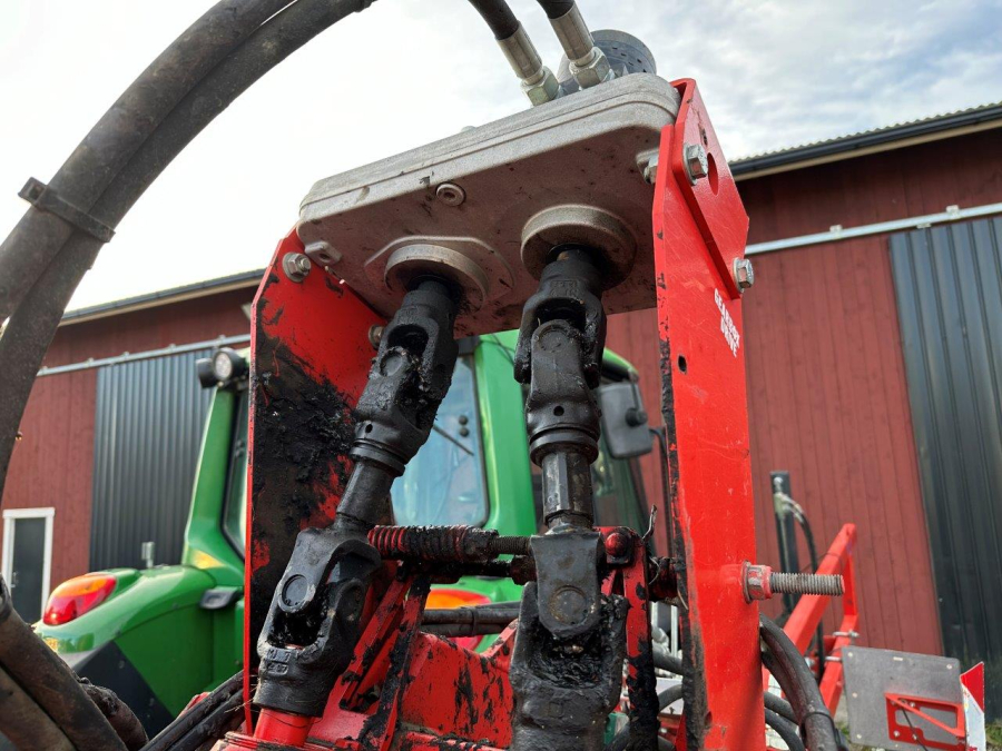 6079 Dewulf carrot harvester with elevator