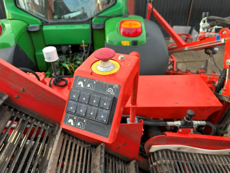 6079 Dewulf carrot harvester with elevator