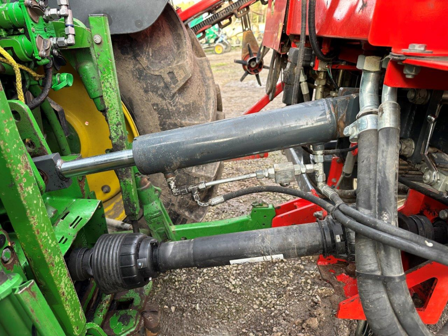 6079 Dewulf carrot harvester with elevator