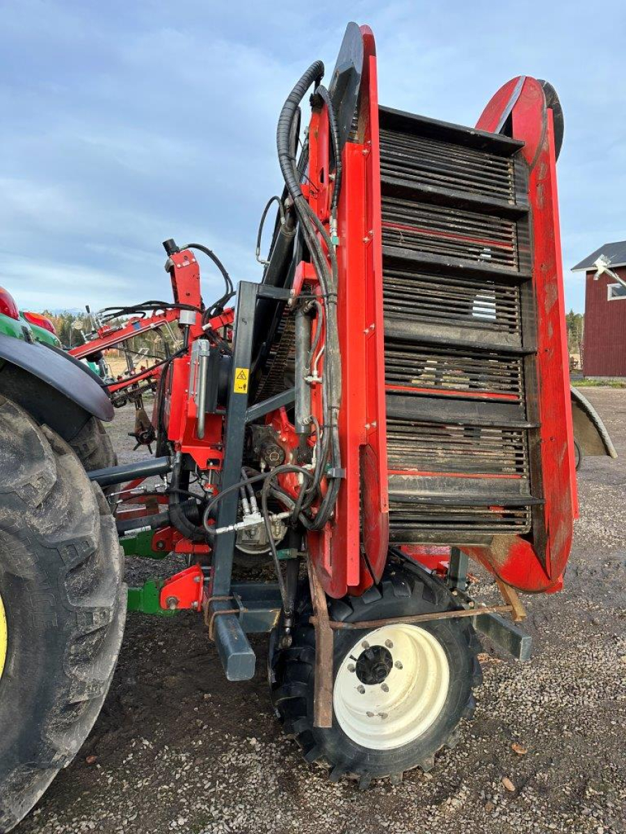 6079 Dewulf carrot harvester with elevator
