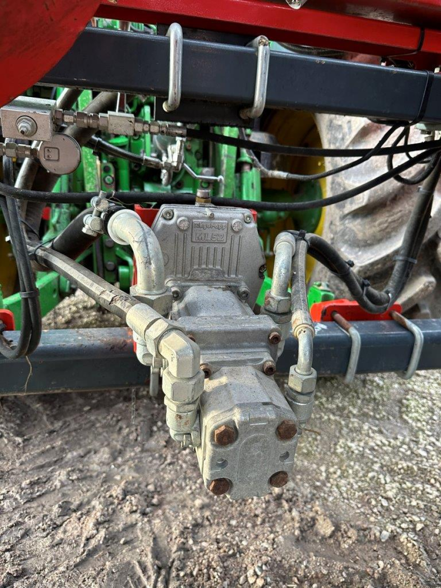 6079 Dewulf carrot harvester with elevator