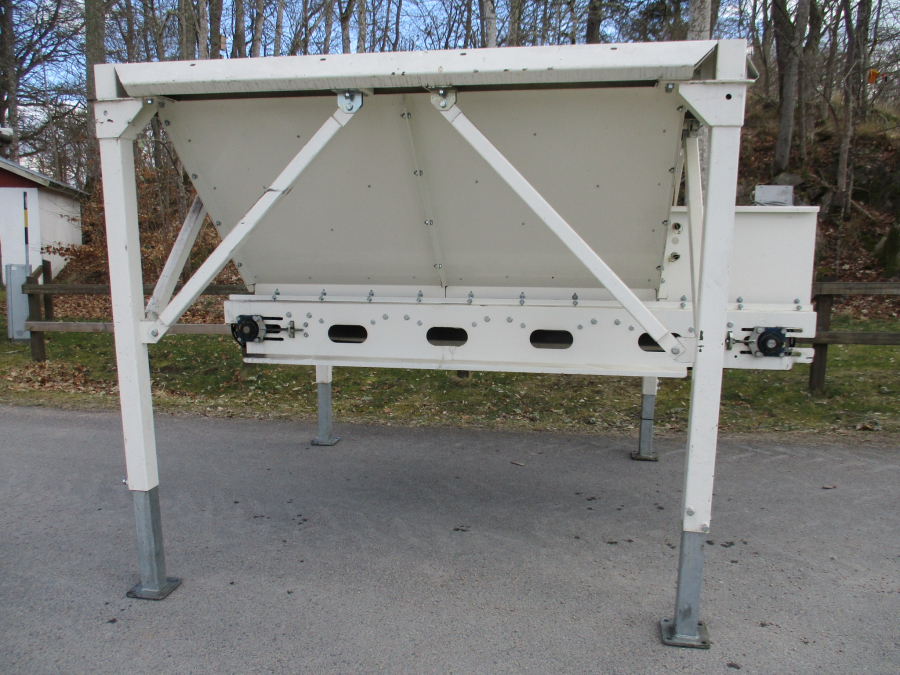 6123 EKKO feeding bunker