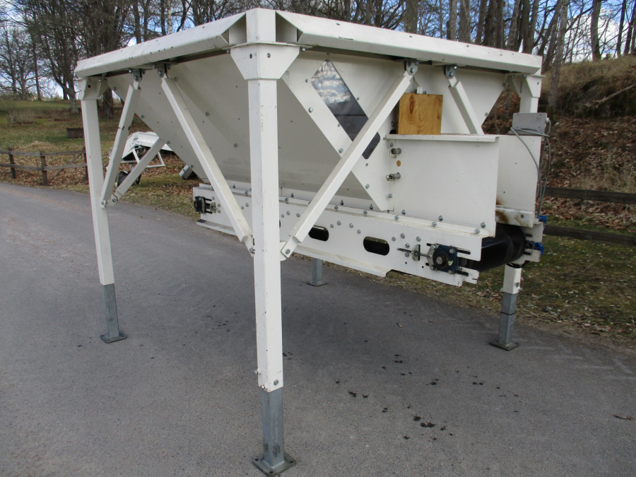 6123 EKKO feeding bunker