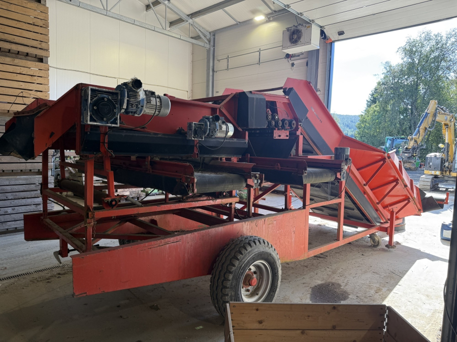 6189 EKKO receving hopper with screen grader and coil cleaning unit