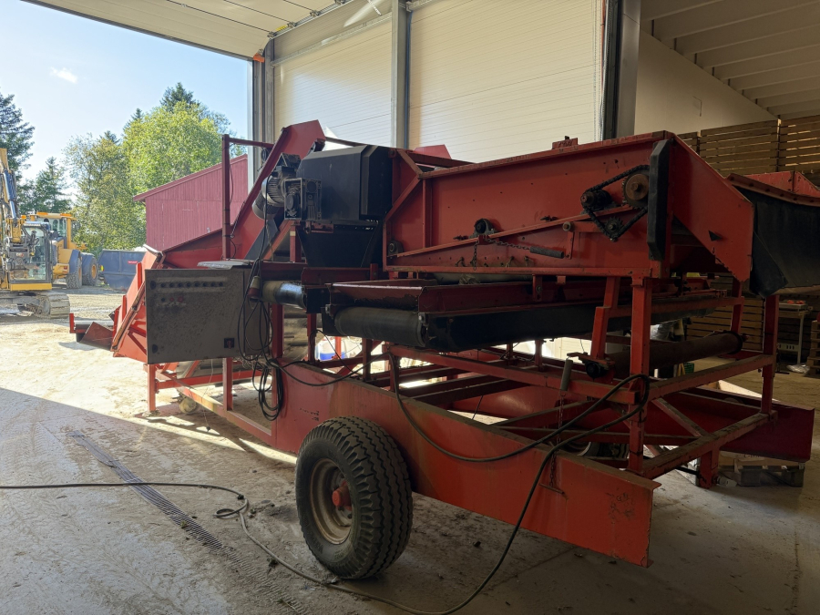 6189 EKKO receving hopper with screen grader and coil cleaning unit