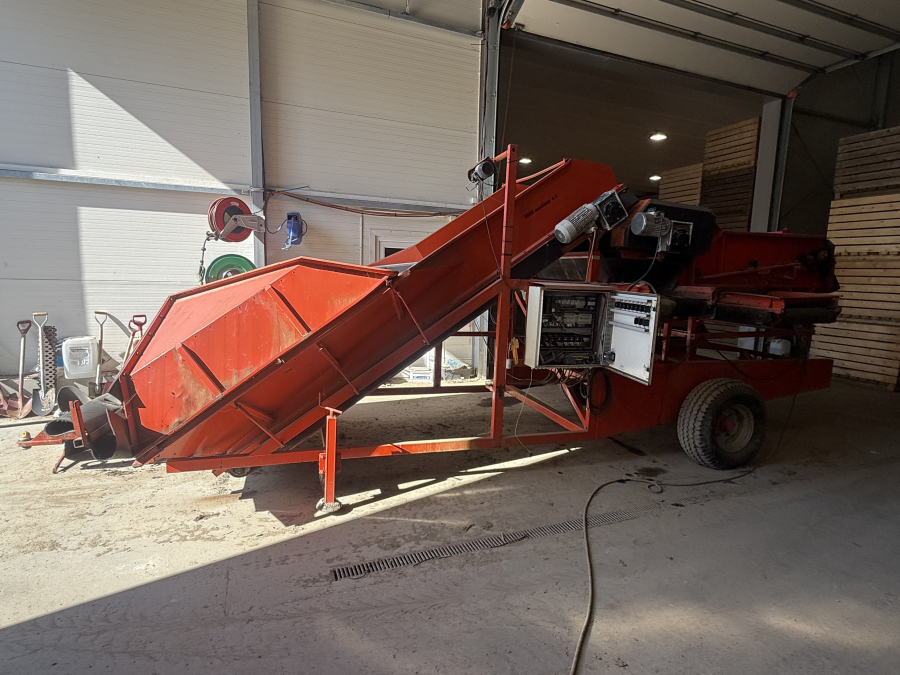 6189 EKKO receving hopper with screen grader and coil cleaning unit