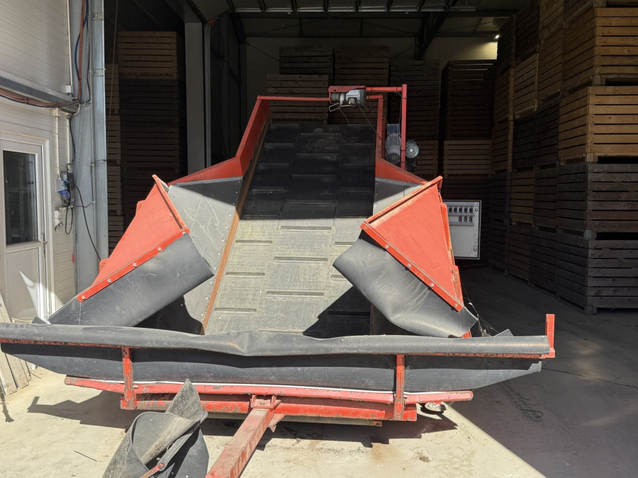 6189 EKKO receving hopper with screen grader and coil cleaning unit