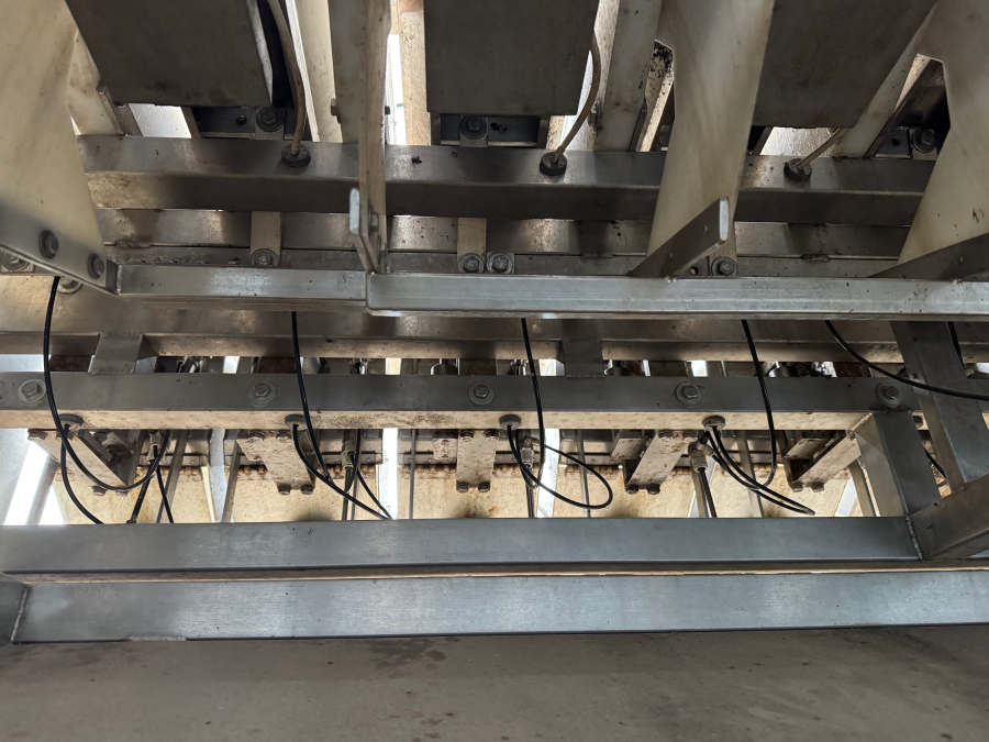 6191 Newtec 2009XB linear weigher wide buckets