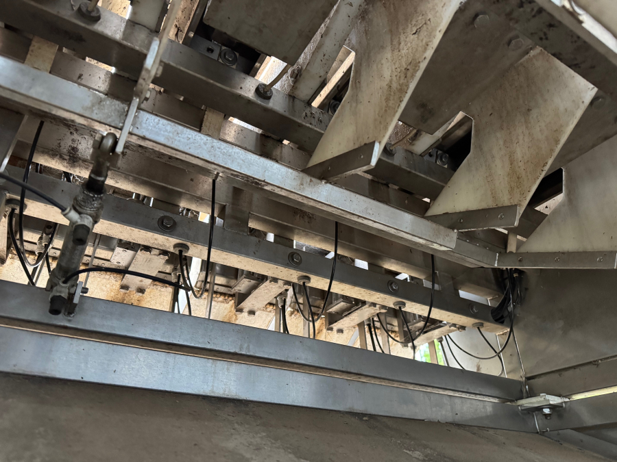 6191 Newtec 2009XB linear weigher wide buckets