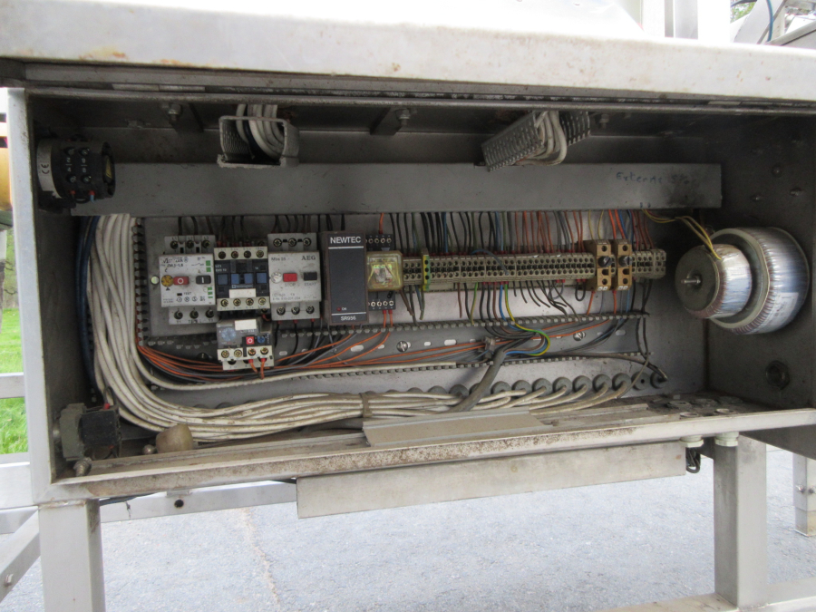 6235 Newtec NBM 50 Denester and punnet filler