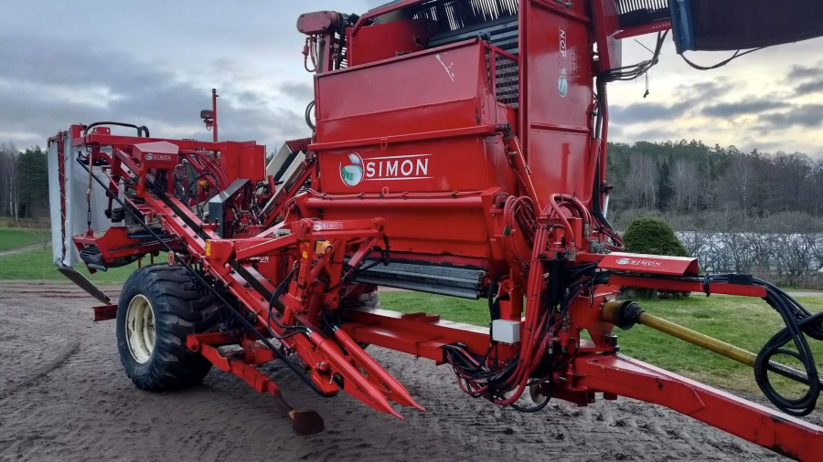 6267 Simon carrot harvester R1B3 with bunker