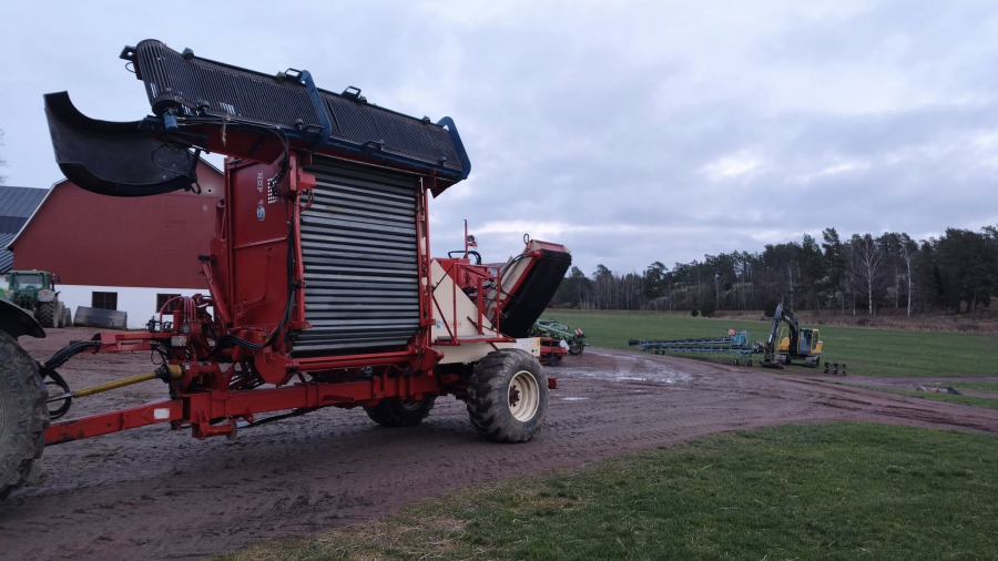 6267 Simon carrot harvester R1B3 with bunker