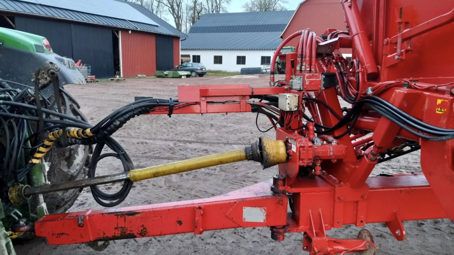 6267 Simon carrot harvester R1B3 with bunker