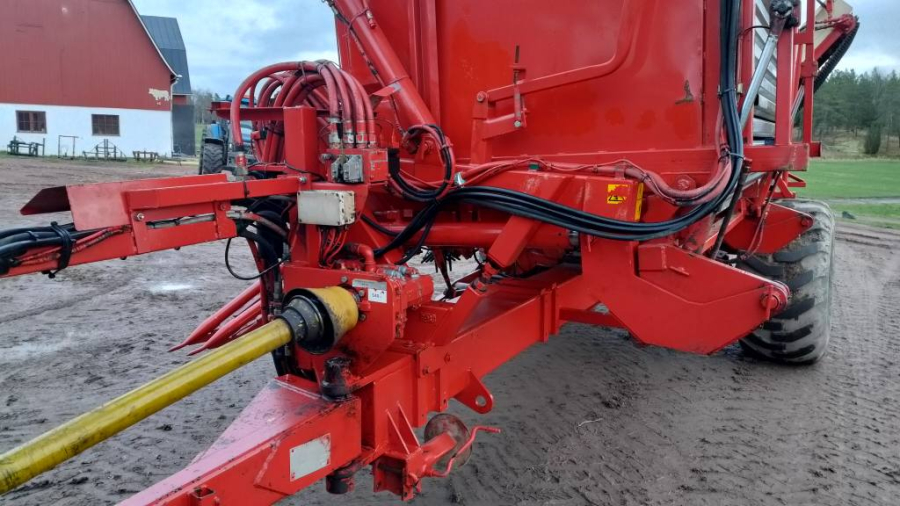 6267 Simon carrot harvester R1B3 with bunker