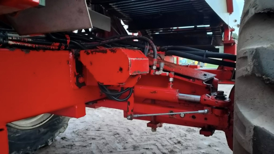 6267 Simon carrot harvester R1B3 with bunker