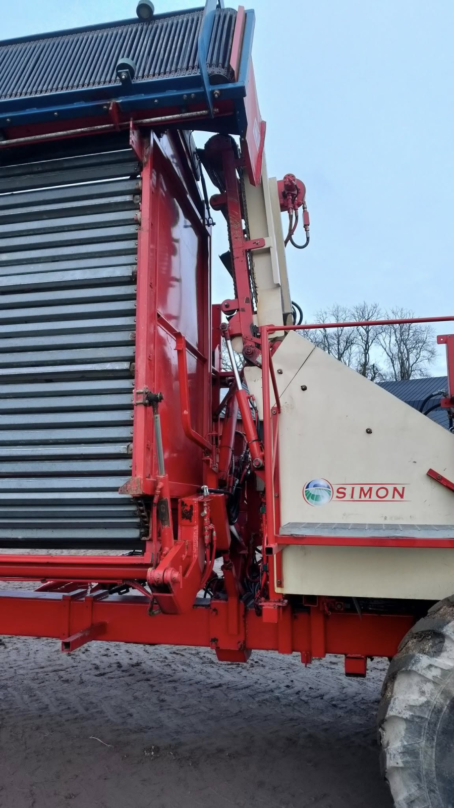 6267 Simon carrot harvester R1B3 with bunker