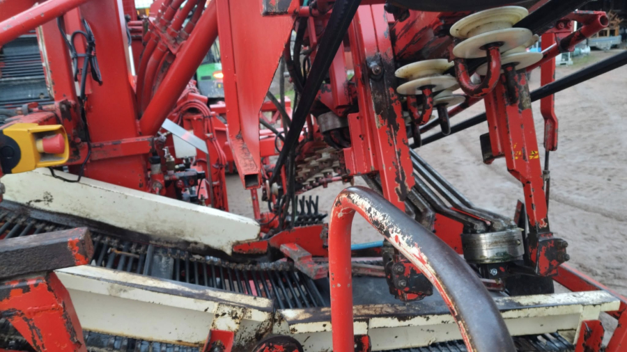 6267 Simon carrot harvester R1B3 with bunker