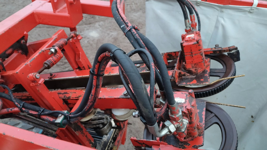 6267 Simon carrot harvester R1B3 with bunker