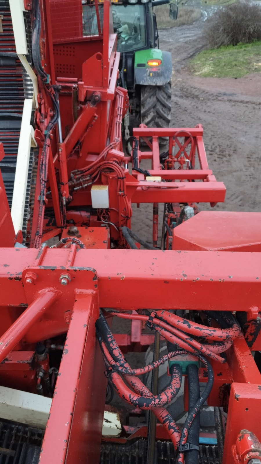 6267 Simon carrot harvester R1B3 with bunker