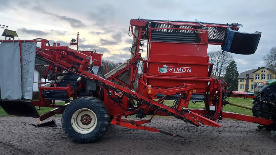 6267 Simon carrot harvester R1B3 with bunker