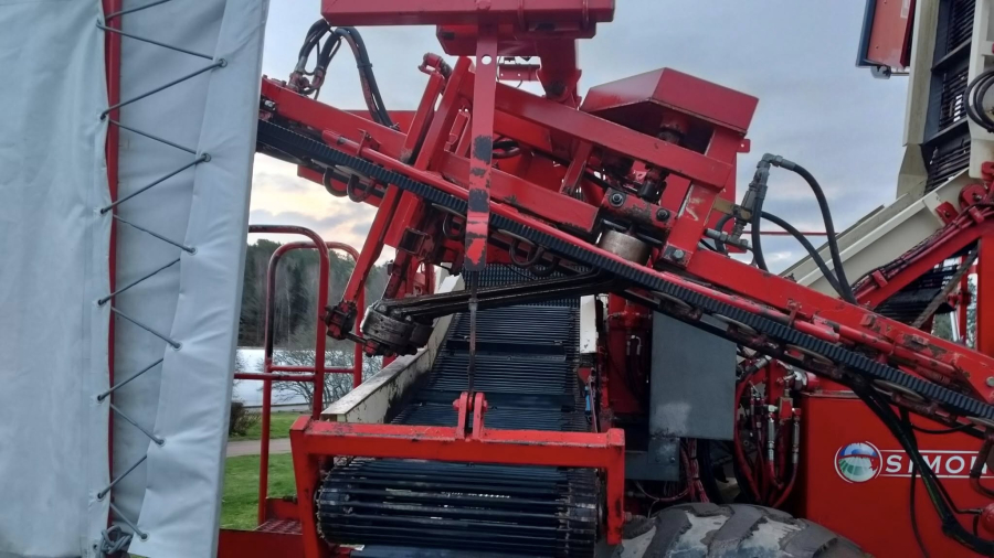 6267 Simon carrot harvester R1B3 with bunker