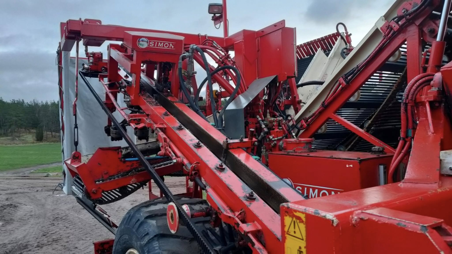 6267 Simon carrot harvester R1B3 with bunker
