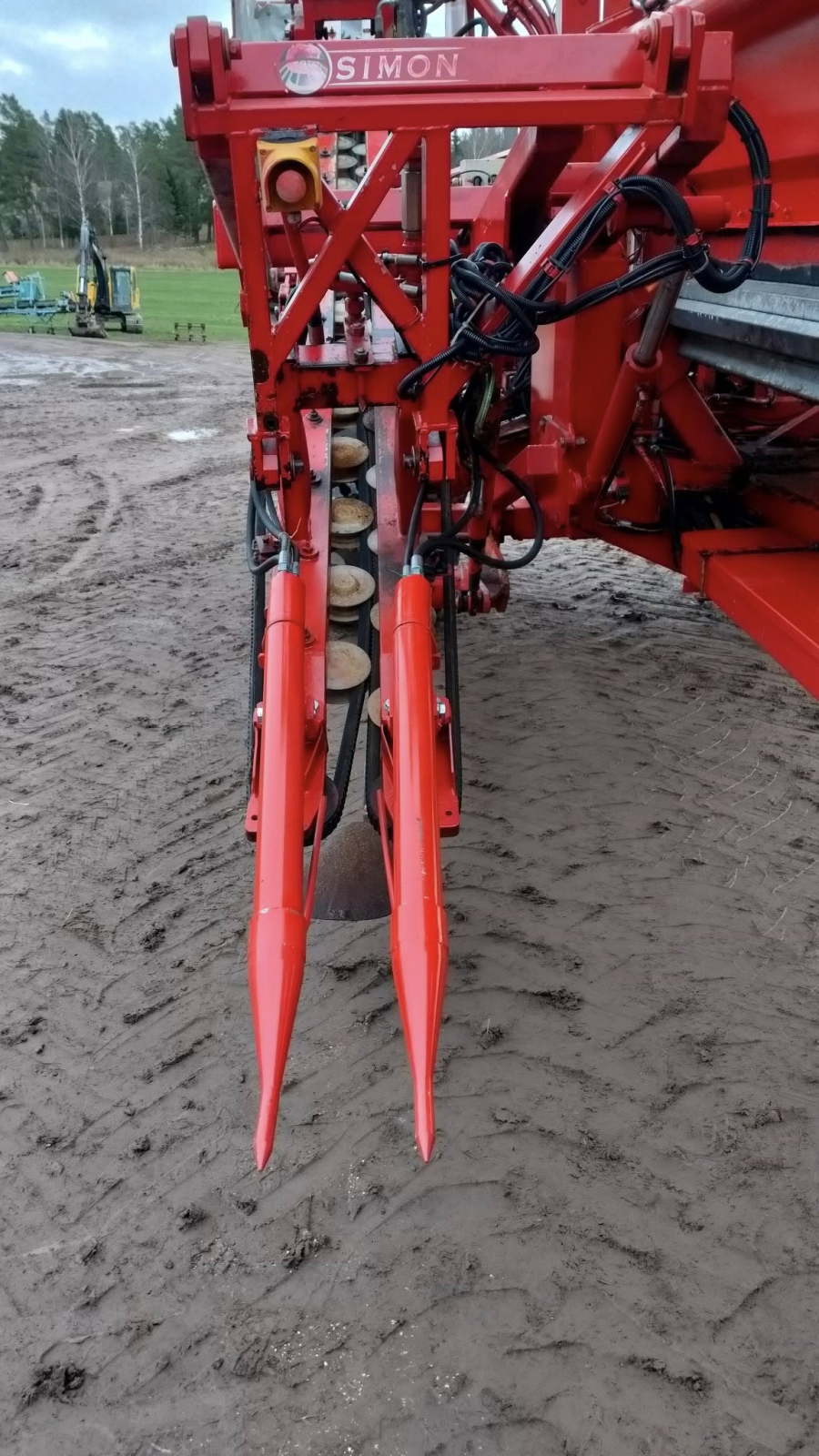 6267 Simon carrot harvester R1B3 with bunker