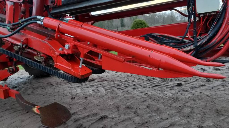 6267 Simon carrot harvester R1B3 with bunker