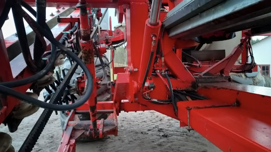 6267 Simon carrot harvester R1B3 with bunker