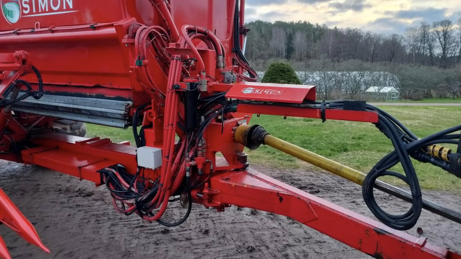 6267 Simon carrot harvester R1B3 with bunker