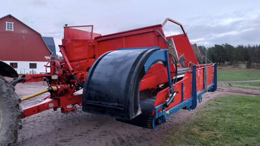 6267 Simon carrot harvester R1B3 with bunker