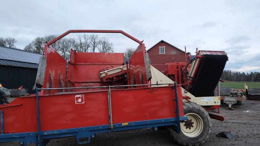 6267 Simon carrot harvester R1B3 with bunker