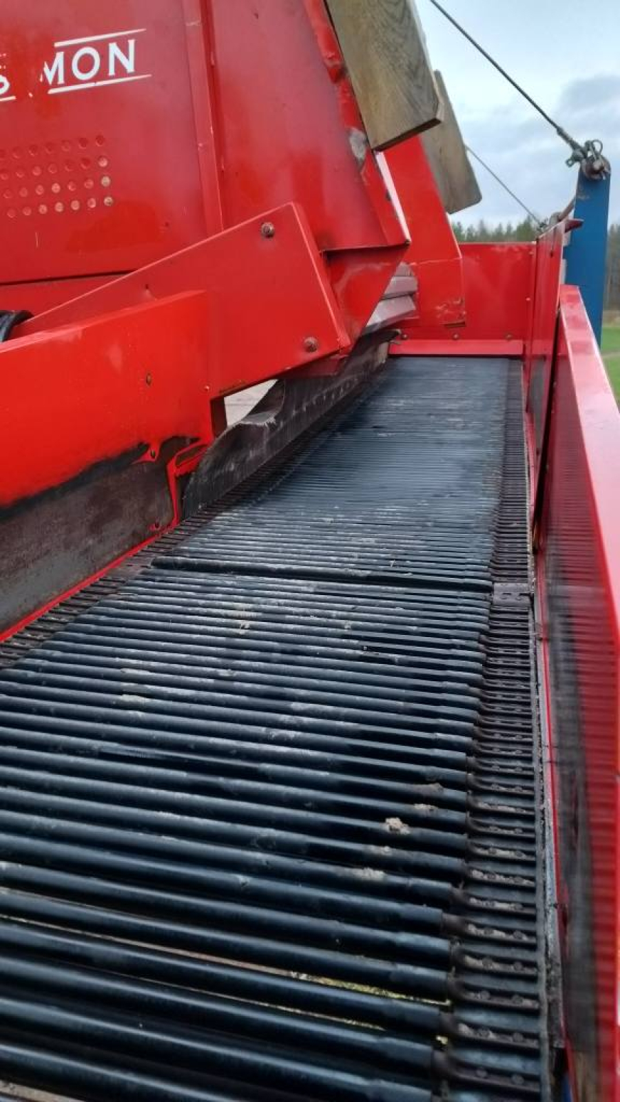 6267 Simon carrot harvester R1B3 with bunker