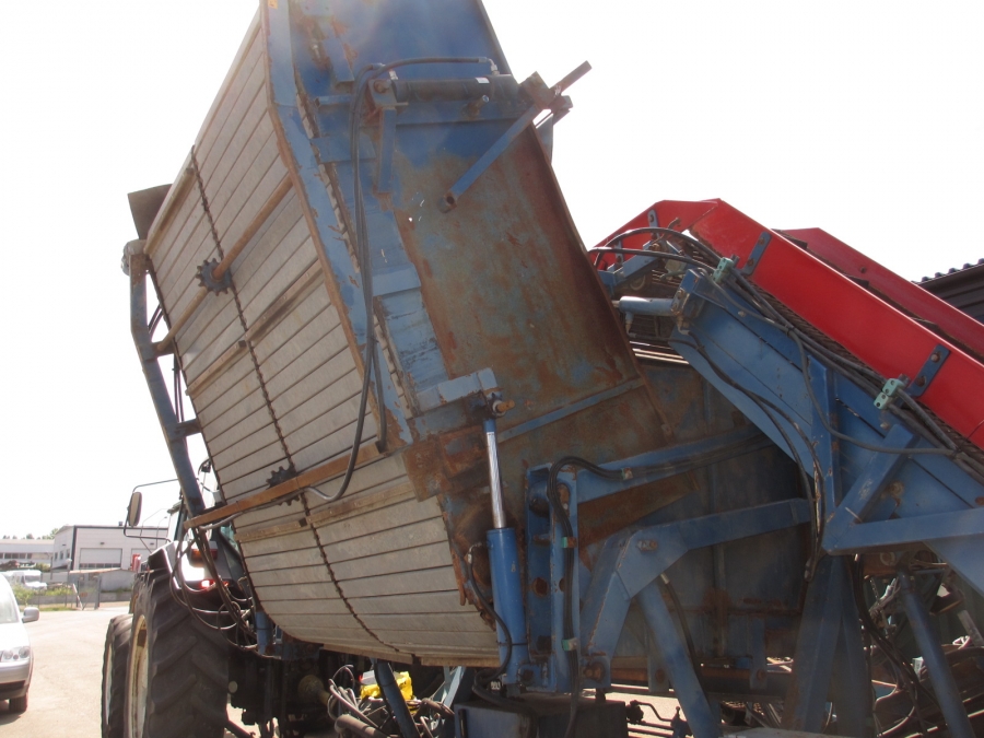 3545 Asa-Lift T-120B carrot harvester with bunker