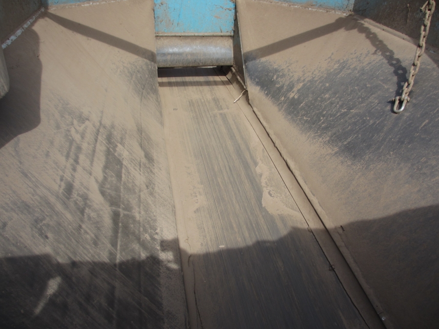 3587 EMVE bunker with feed conveyor