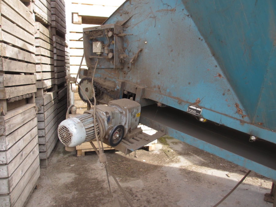3587 EMVE bunker with feed conveyor