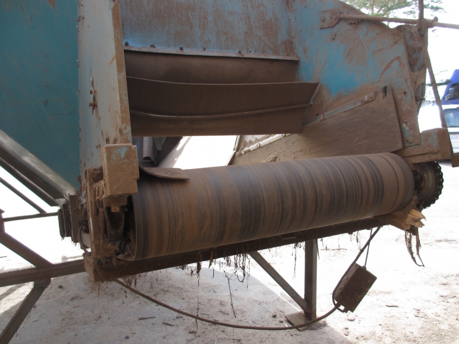 3587 EMVE bunker with feed conveyor