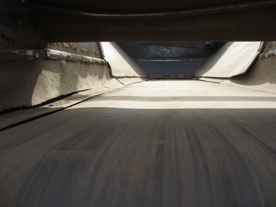 3587 EMVE bunker with feed conveyor