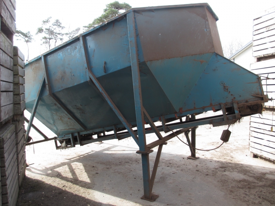 3587 EMVE bunker with feed conveyor