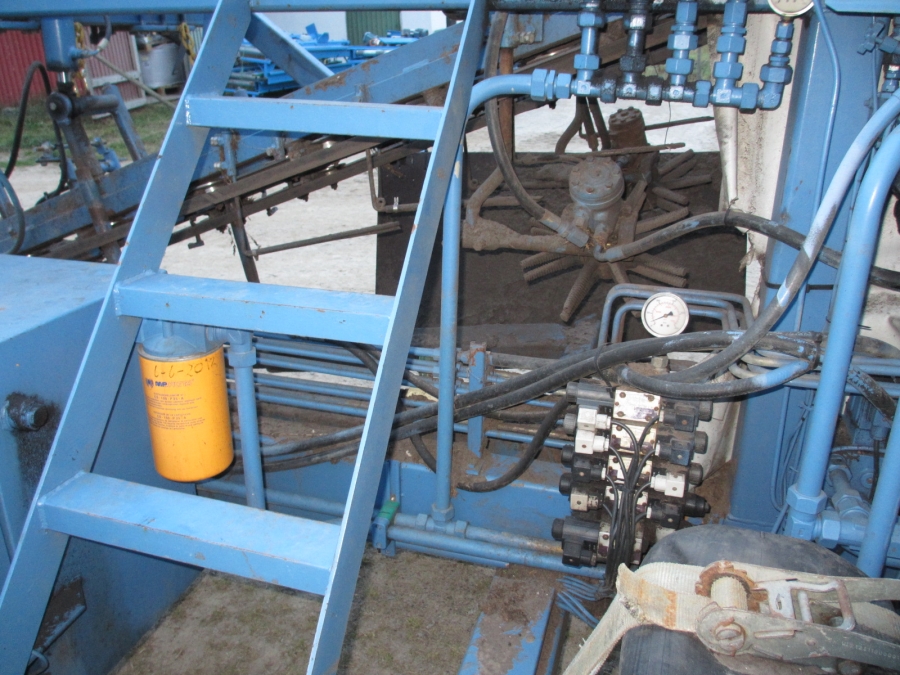 3668 Asa-Lift carrot harvester with elevator 2 row