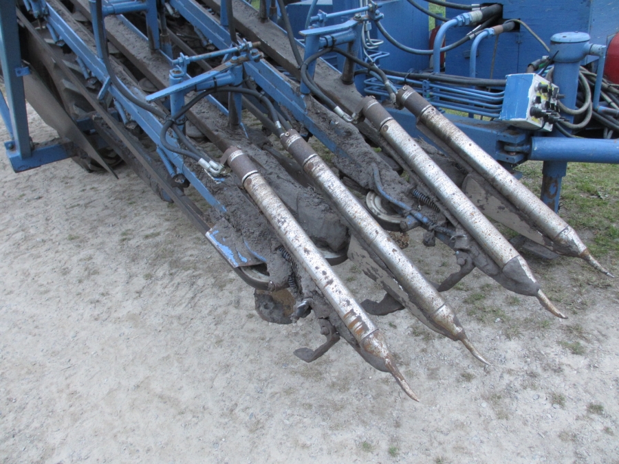 3668 Asa-Lift carrot harvester with elevator 2 row